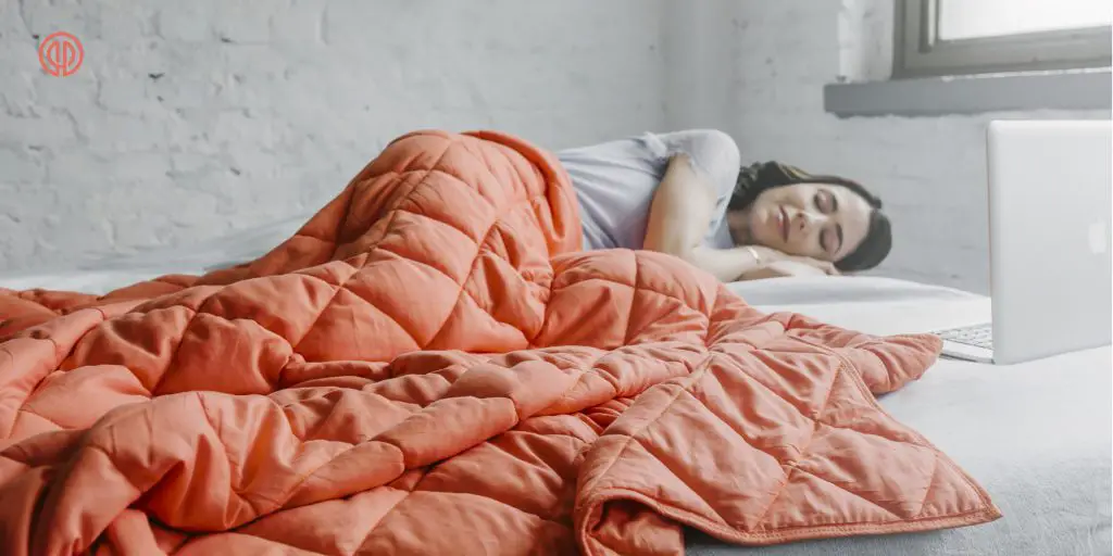 The Best Time to Sleep is from 10pm to 4am - Set Alarm for 10pm! 3 best weighted blanket reviews