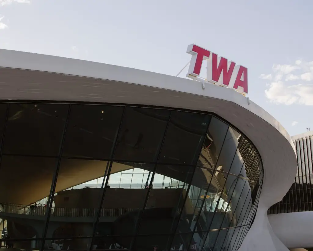 a building that has a sign on top of it twa jfk